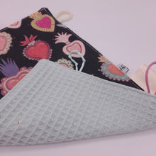 Cargar imagen en el visor de la galería, Trapito sensorial. Corazones
