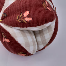 Cargar imagen en el visor de la galería, Pelota de agarre Montessori. Panita

