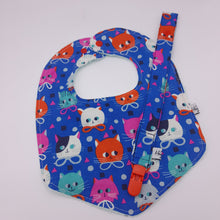 Cargar imagen en el visor de la galería, Pack babero + chupetero Gatos
