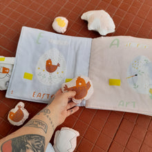 Cargar imagen en el visor de la galería, Maxi libro acolchado didactico Pascua
