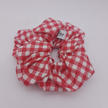 Cargar imagen en el visor de la galería, Coletero Scrunchie vichy rojo
