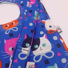 Cargar imagen en el visor de la galería, Pack babero + chupetero Gatos
