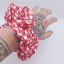 Cargar imagen en el visor de la galería, Coletero Scrunchie vichy rojo
