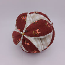 Cargar imagen en el visor de la galería, Pelota de agarre Montessori. Panita
