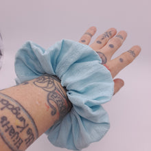 Cargar imagen en el visor de la galería, Coletero Scrunchie twentis cian
